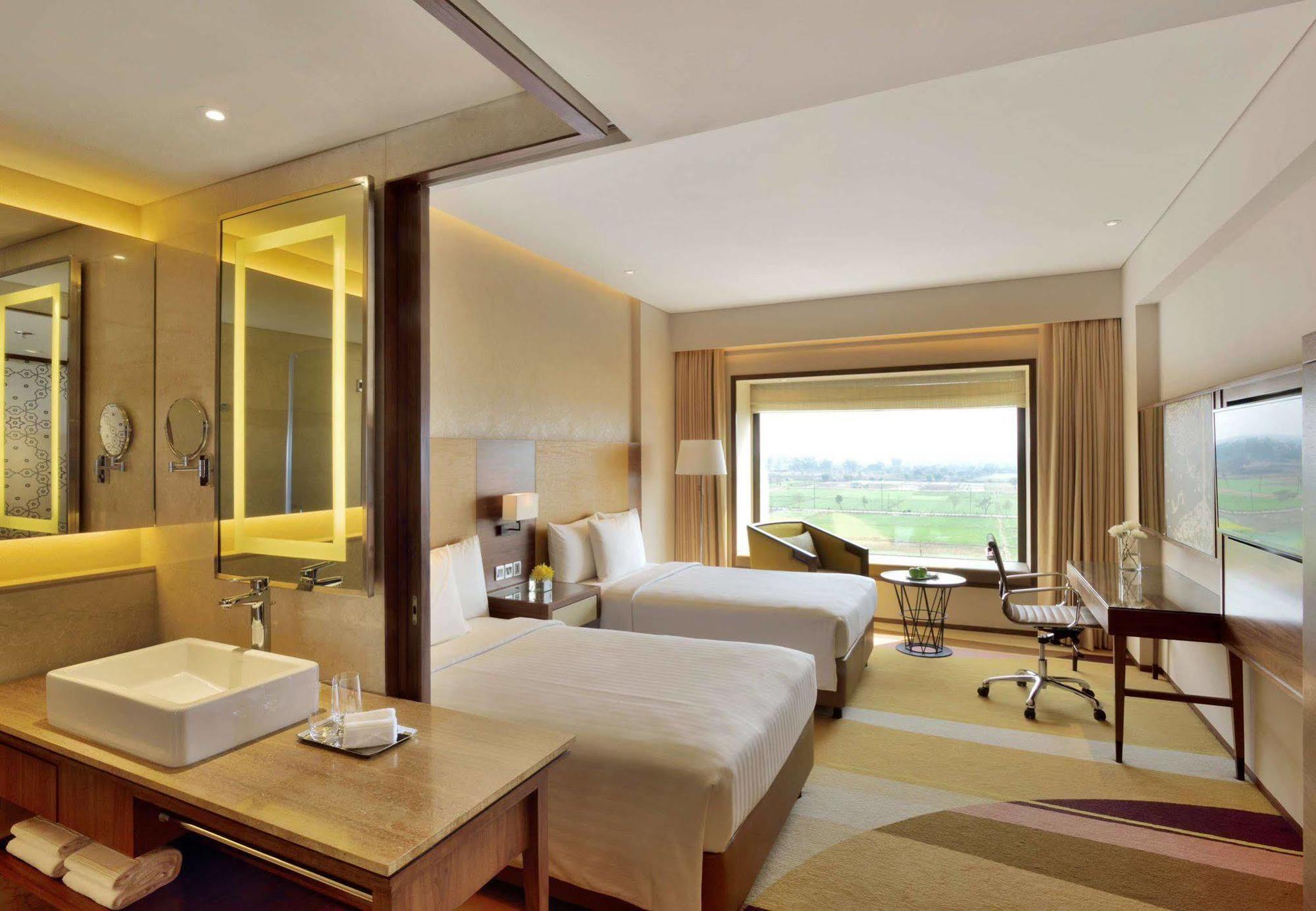 מלון Courtyard By Marriott Raipur מראה חיצוני תמונה